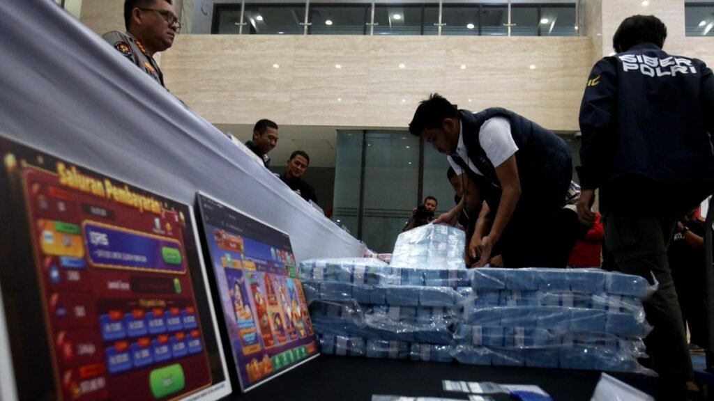 Melawan Judi Daring: Melindungi Masyarakat dari Ancaman Ketahanan Sosial