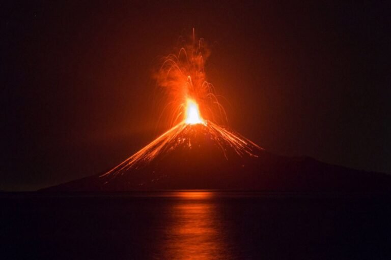 Pemerintah Tepat Mengutamakan Keselamatan Warga dan Penerbangan saat Erupsi
 