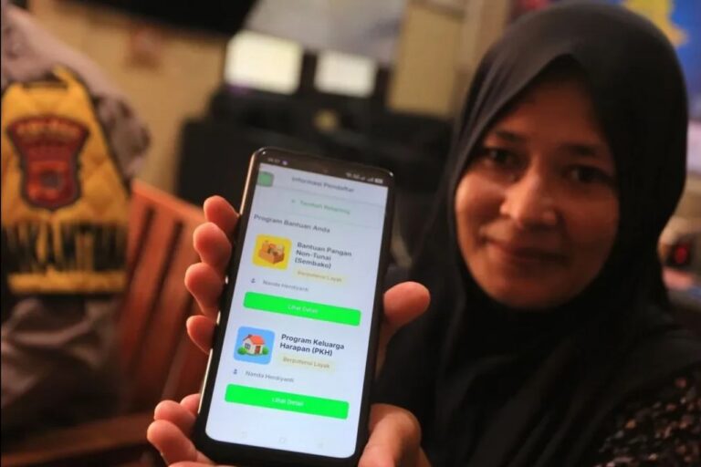 Ponsel Gratis Jadi Jembatan Warga Rentan Masuk Digitalisasi Bansos